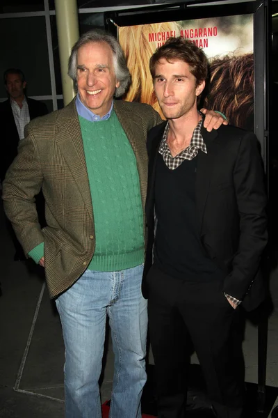 Henry Winkler con su hijo Max Winkler en la "Ceremonia" Los Ángeles Estreno, Arclight, Hollywood — Foto de Stock