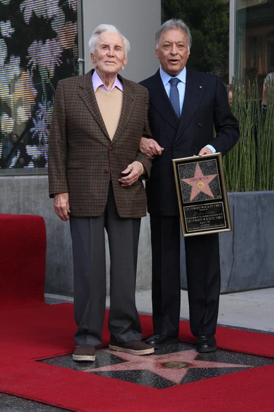 Kirk Douglas e Zubin Mehta no Zubin Mehta Star na Calçada da Fama de Hollywood, Hollywood, CA. 03-01-11 — Fotografia de Stock