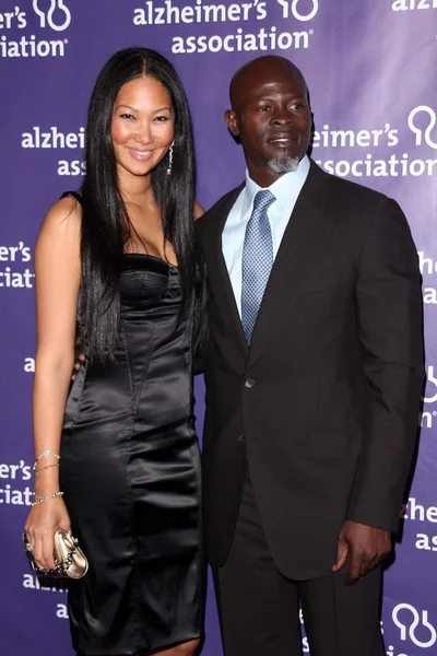 Kimora Lee y su esposo Djimon Hounsou en la 19ª Cena Anual de Recaudación de Fondos y Premios "A Night At Sardi 's" en beneficio de la Alzheimer' s Association, Beverly Hilton Hotel, Beverly Hills, CA. 03-16-11 — Foto de Stock