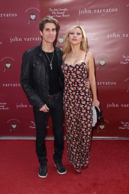 Perry Farrell ve Etty Farrell, John Varvatos 8 yıllık Stuart House parası, John Varvatos Boutique, West Hollywood, Ca. 03-13-11