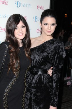 Kylie jenner ve kız kardeşi