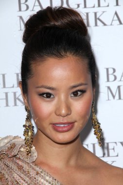 Jamie chung açılması ve badgley mischka amiral gemisi üzerinde rodeo drive, beverly hills, ca. 03-02-11