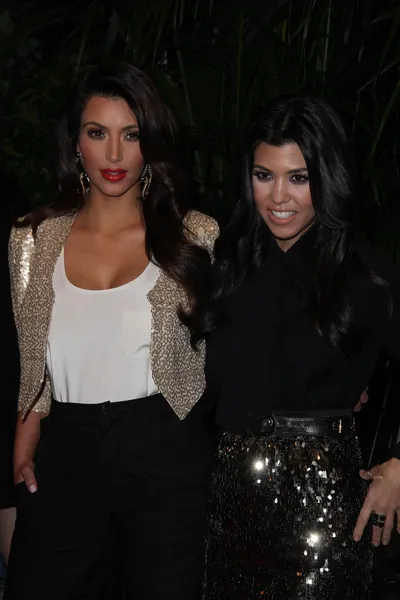 Kim Kardashian und kourtney Kardashian bei der qvc red carpet style party, four seasons hotel, los angeles, ca. 25.02. — Stockfoto