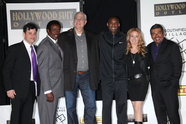 Jimmy kimmel, jim hill, phil jackson, kobe bryant, jeanie buss och george lopez på the kobe bryant hand och fotavtryck ceremoni, kinesiska theater, hollywood, ca. 02-19-11 — Stockfoto