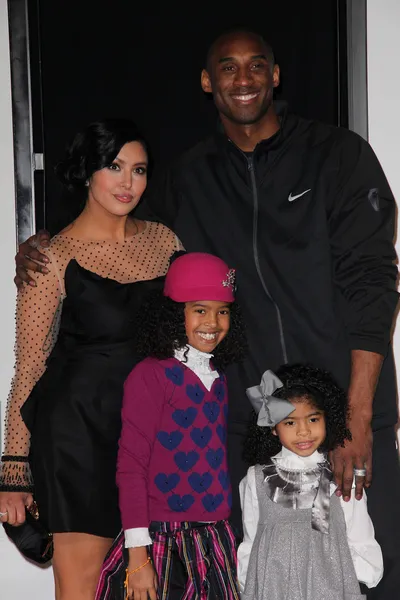 Kobe Bryant, Vanessa Bryant y los niños — Foto de Stock