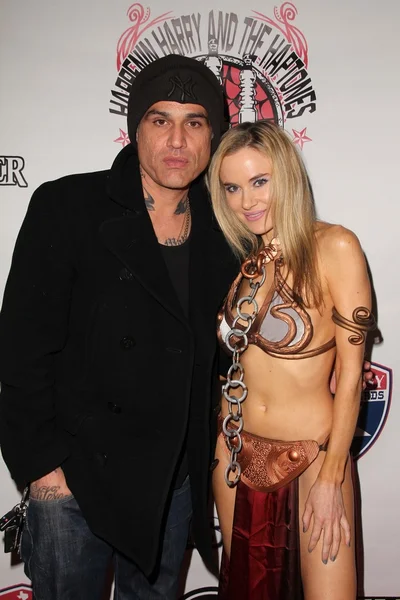 Anthony cifelli und paula labaredas bei der vera mesmer video release party mit harry the dog und paula labareas of comiccosplay, aqua lounge, beverly hills, ca. 09-03-11 — Stockfoto