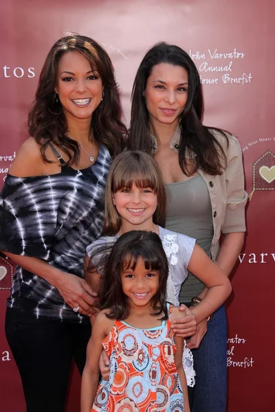 Eva La Rue con su hermana Lara La Rue y sus hijas en el octavo evento anual Stuart House Benefit, John Varvatos Boutique, West Hollywood, CA. 03-13-11 — Foto de Stock