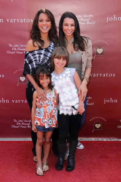 Eva La Rue con su hermana Lara La Rue y sus hijas en el octavo evento anual Stuart House Benefit, John Varvatos Boutique, West Hollywood, CA. 03-13-11 — Foto de Stock