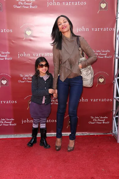 Zoe Saldana e sobrinha Kayla — Fotografia de Stock