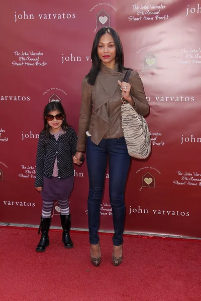 Zoe Saldana y su sobrina Kayla — Foto de Stock