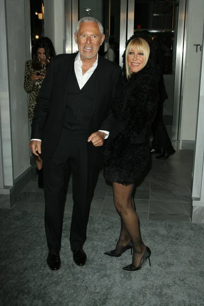 Alan Hamel y Suzanne Somers en el Tom Ford Beverly Hills Store Opening, Tom Ford, Beverly Hills, CA. 02-24-11 — Foto de Stock
