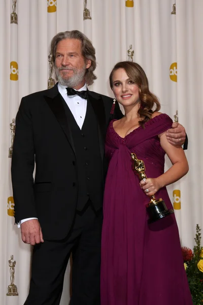 Jeff Bridges, Natalie Portman na 83rd Annual Academy Awards Press Room, Kodak Theater, Hollywood, CA. 02-27-11 — Fotografia de Stock