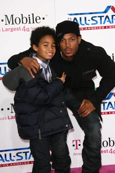 Marlon Wayans and Son at the 2011 T-Mobile NBA All-Star Game, Staples Center, Los Angeles, CA 02-20-11 — Stock fotografie