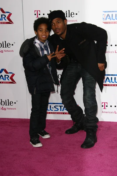 Marlon Wayans and Son at the 2011 T-Mobile NBA All-Star Game, Staples Center, Los Angeles, CA 02-20-11 — Stock Fotó
