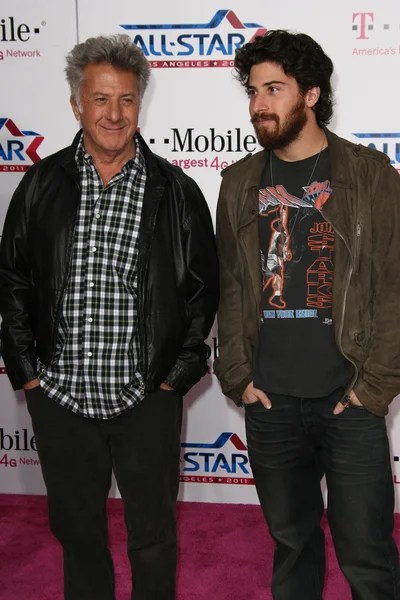 Dustin Hoffman and son jJake at the 2011 T-Mobile NBA All-Star Game, Staples Center, Los Angeles, CA 02-20-11 — Stockfoto