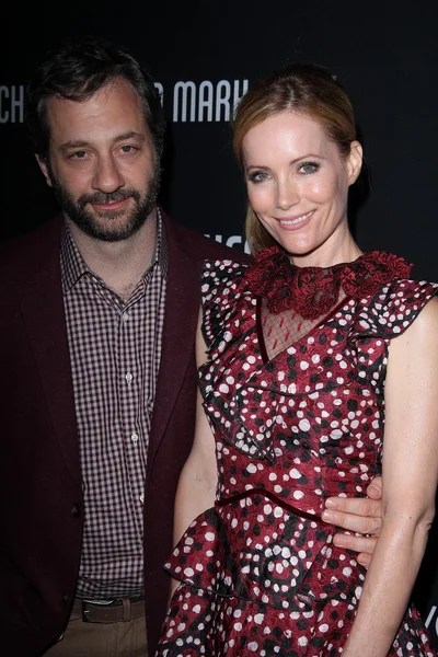 Judd Apatow, Leslie Mann en la 8ª Fiesta Anual Rosa, Hangar 8, Santa Monica, CA 10-27-12 — Foto de Stock