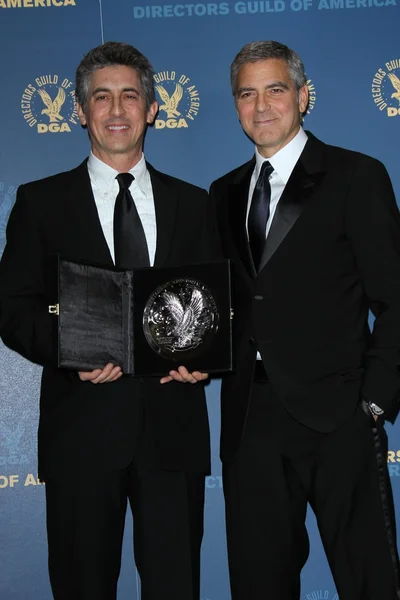 Alexander payne, george clooney op de 64ste jaarlijkse directors guild van Amerika awards perskamer, hollywood en highland, hollywood, ca 01-28-12 — Stockfoto