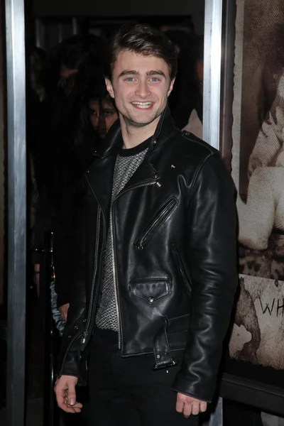 Daniel Radcliffe en "La mujer de negro" Proyección de alfombras negras, Pacific Theaters, Los Angeles, CA 02-02-12 — Foto de Stock