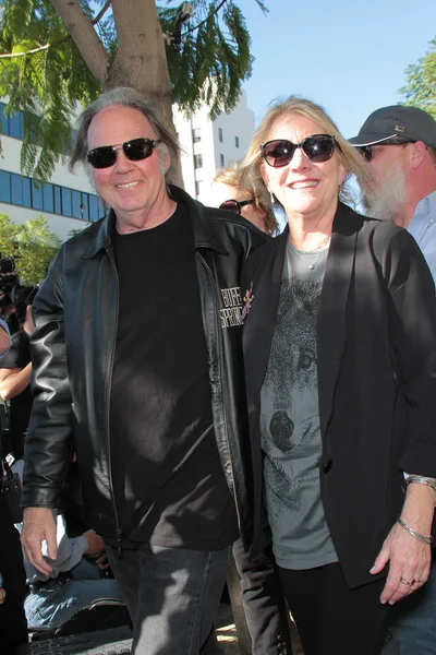 Neil Young en vrouw Peggy op de Paul Mccartney ster op de Hollywood Walk van Fame ceremonie, Hollywood, Ca 02-09-12 — Stockfoto