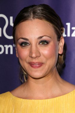 Kaley cuoco 20th yıldönümü alzheimer Derneği 