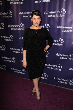 mayim bialik 20th yıldönümü alzheimer Derneği 