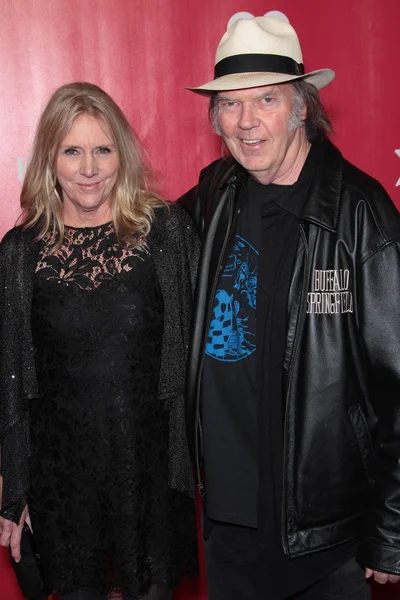 Neil Young y su esposa Peggy en el 2012 MusiCares Persona del Año en honor a Paul McCartney, Los Angeles Convention Center, Los Angeles, CA 02-10-12 — Foto de Stock