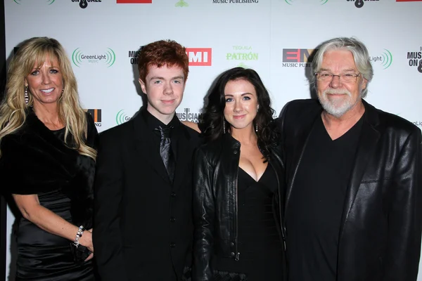 Bob Seger y la familia en el EMI Music 2012 Premios Grammy Fiesta, Capital Records, Hollywood, CA 02-12-12 — Foto de Stock