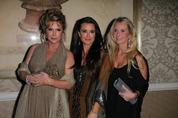 Kathy Hilton, Kyle Richards, Kim Richards no evento de estilo tapete vermelho QVC, Four Seasons Hotel, Los Angeles, CA 02-23-12 — Fotografia de Stock