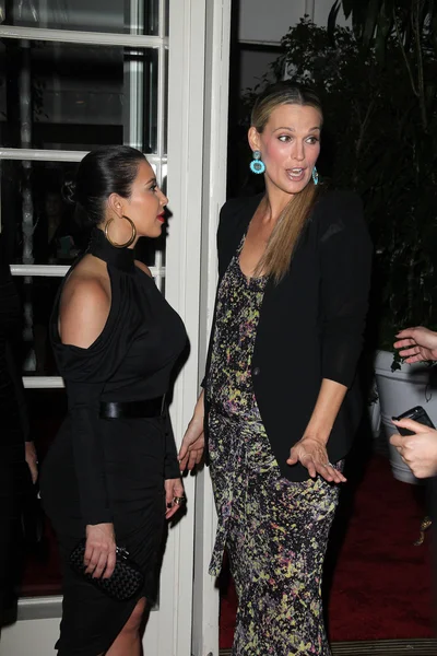 Kim Kardashian, Molly Sims en el evento QVC Red Carpet Style, Four Seasons Hotel, Los Angeles, CA 02-23-12 — Foto de Stock