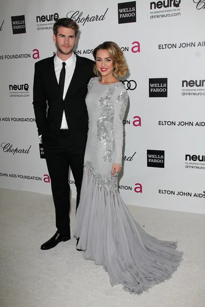 Liam Hemsworth, Miley Cyrus at the 20th Annual Elton John AIDS Foundation Academy Awards Viewing Party, West Hollywood Park, West Hollywood, CA 02-26-12 — 图库照片