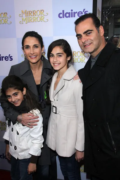 Melina Kanakaredes y su familia en el "Mirror Mirror" Los Angeles Premiere, Chinese Theater, Hollywood, CA 17-03-12 — Foto de Stock