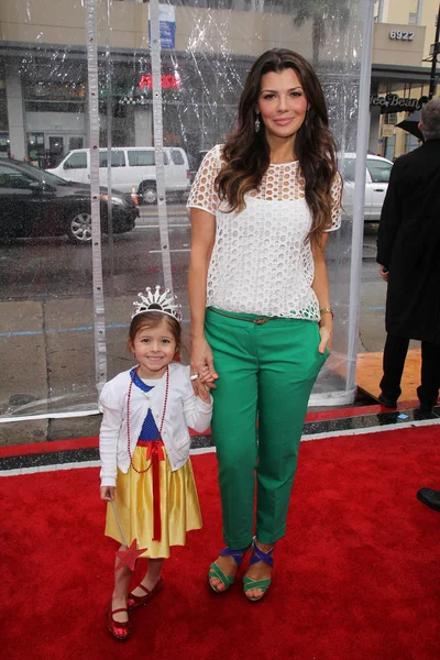 Ali Landry și fiica sa la premiera "Mirror Mirror" Los Angeles, Teatrul Chinezesc, Hollywood, CA 03-17-12 — Fotografie, imagine de stoc