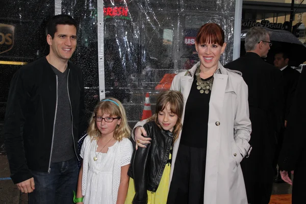 Molly Ringwald and family at the "Mirror Mirror" Los Angeles Premiere, Chinese Theater, Hollywood, CA 03-17-12 — Stock Photo, Image