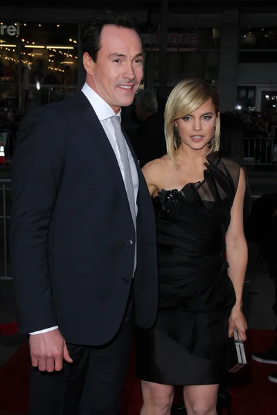 Chris klein, mena suvari på "american reunion" los angeles premiären, kinesiska theater, hollywood, ca 03-19-12 — Stockfoto