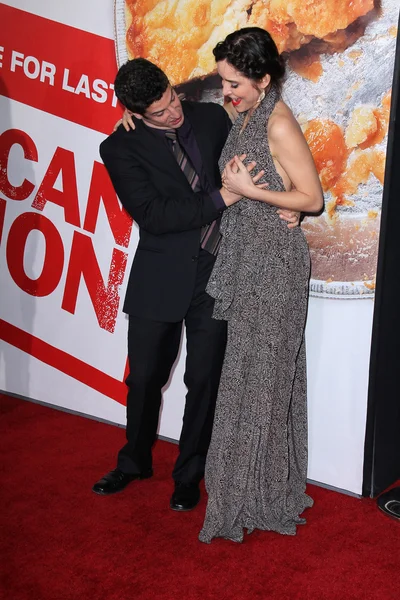 Jason Biggs, Jenny Mollen en el "American Reunion" Los Angeles Premiere, Chinese Theater, Hollywood, CA 19-03-12 — Foto de Stock