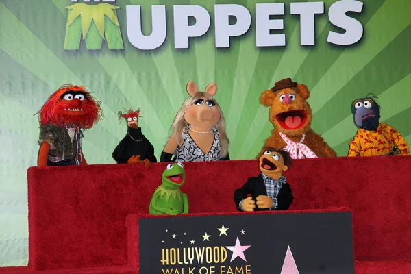 Muppety w muppets gwiazdą na hollywood walk Sława, hollywood, ca 03-20-12 — Zdjęcie stockowe