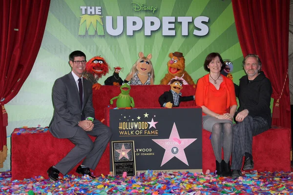 Rich Ross, Leron Gubler en el Muppets Star en el Paseo de la Fama de Hollywood, Hollywood, CA 03-20-12 — Foto de Stock