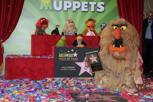 Muppets en el Muppets Star en el Paseo de la Fama de Hollywood, Hollywood, CA 03-20-12 — Foto de Stock