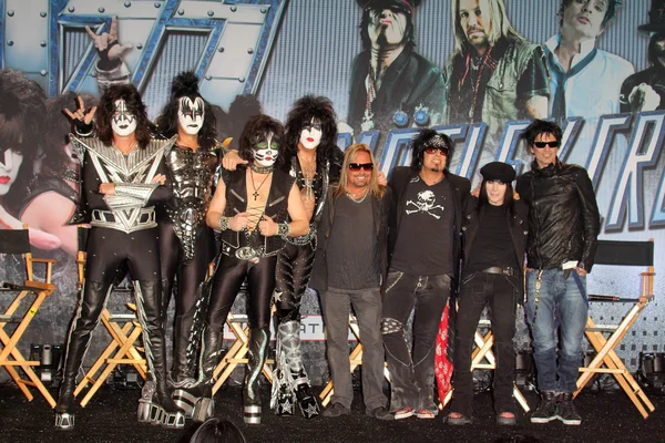 Kiss och Mötley Crüe på kyssen & Mötley Crüe tryck på konferens, roosevelt hotel, hollywood, ca 03-20-12 — Stockfoto