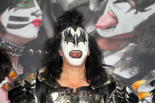 Gene Simmons en la conferencia de prensa de KISS & Motley Crue, Roosevelt Hotel, Hollywood, CA 03-20-12 — Foto de Stock