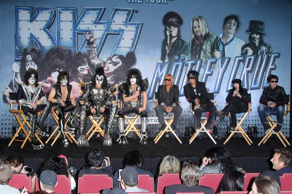 KISS e Motley Crue na KISS & Motley Crue Press Conference, Roosevelt Hotel, Hollywood, CA 03-20-12 — Fotografia de Stock