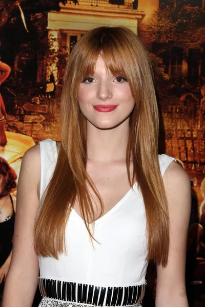 Bella thorne de le « fun taille » los angeles premiere, paramount studios, hollywood, ca 25/10/12 — 图库照片