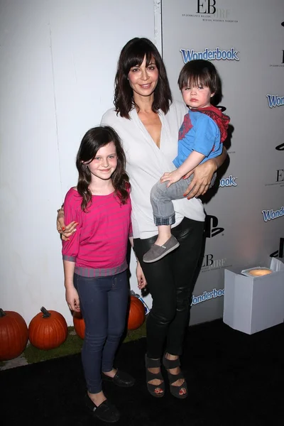 Katherine bell, tochter gemma, sohn ronan am ebmrf und playstation epic halloween bash, privater standort, los angeles, ca 10-27-12 — Stockfoto