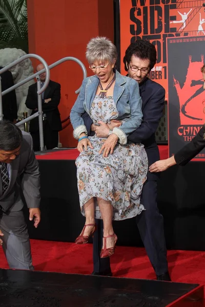 George Chakiris med Rita Moreno på "West Side Story" Cast Hand and Footprint Ceremony, Chinese Theater, Hollywood, CA 11-15-11 – stockfoto