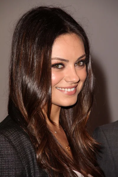 Mila Kunis au Jaguar Land Rover Preview Reception For 2011 Los Angeles Auto Show, Two Rodeo, Beverly Hills, CA 11-15-11 — Photo