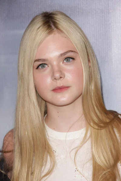 Elle fanning auf der "Super 8" blu-ray und dvd release party, ampas samuel goldwyn theater, beverly hills, ca 22.11.11 — Stockfoto