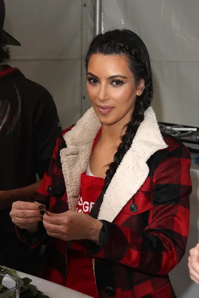 Kim Kardashian w: La Mission "bezdomny" Święto Dziękczynienia, Los Angeles Mission, Los Angeles, CA 11-23-11 — Zdjęcie stockowe