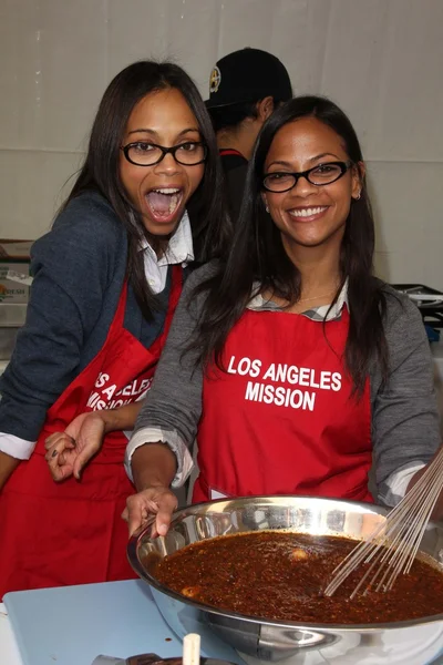 Zoe Saldana and sister — Stock Photo, Image