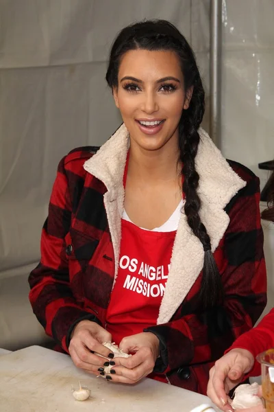 Kim Kardashian v La Mission "bezdomovec", Los Angeles Mission, Los Angeles, CA 11-23-11 — Stock fotografie