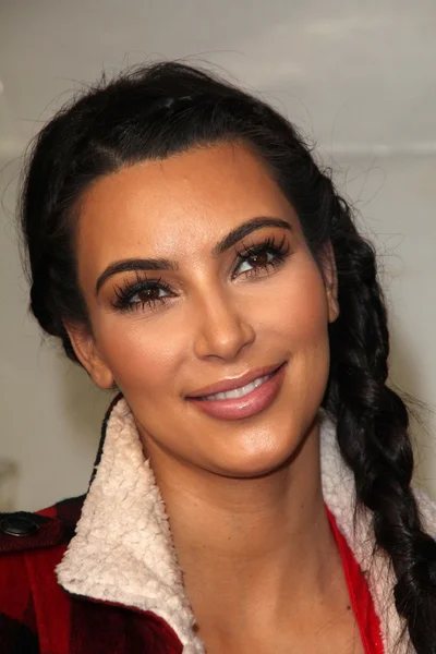 Kim Kardashian alla LA Mission "Homeless" Thanksgiving, Los Angeles Mission, Los Angeles, CA 11-23-11 — Foto Stock